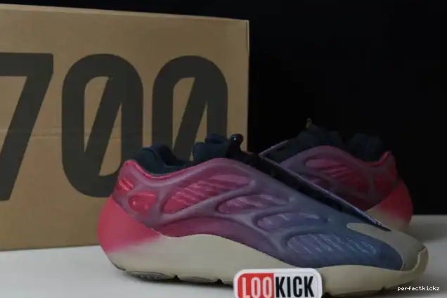 Fade Adidas Yeezy GW1814 700 V3 Carbon 0621